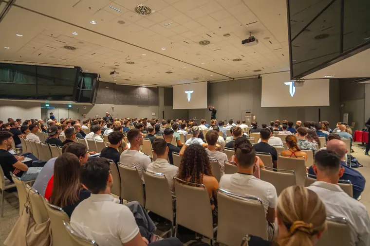 Sala piena a un evento di formazione Theory dal vivo