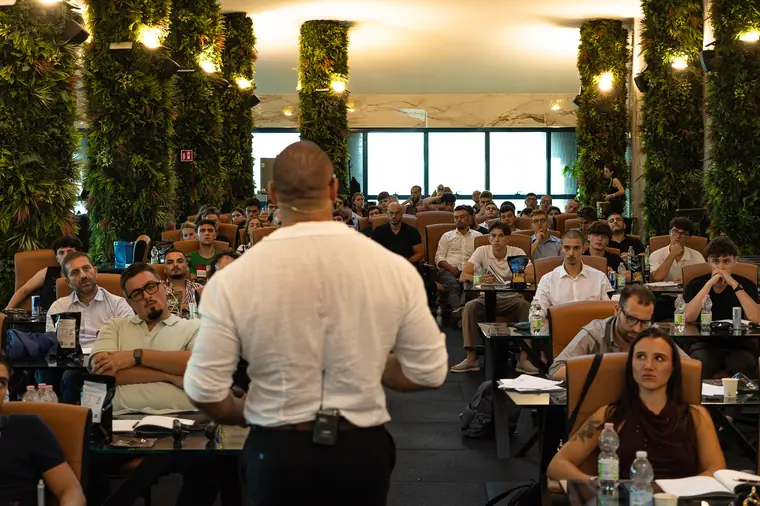 Aula di formazione Theory con i partecipanti che prendono appunti