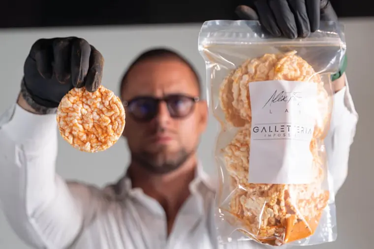 Alex Theory con una galletta e una confezione di Galletteria Impossibile