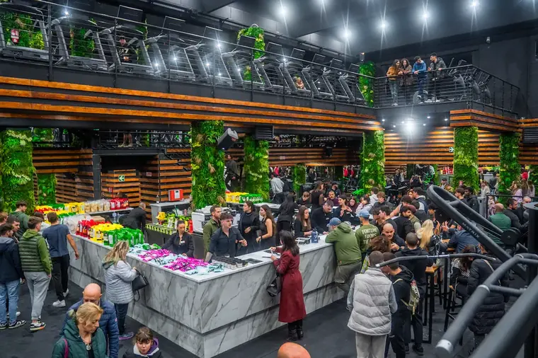 La sala di un centro GreenTheory piena di persone